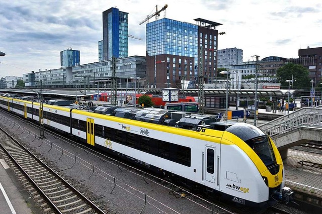 Ein neuer Triebwagen der Hllentalbahn steht an Gleis 7 am Bahnhof in Freiburg.  | Foto: Michael Bamberger