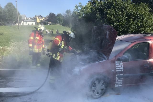 Fahrzeug fngt nach Zusammensto Feuer