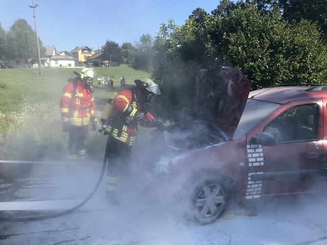 Die Feuerwehr kontrollierte und khlte den  Motorraum des Pkw Dacia.  | Foto: Feuerwehr Laufenburg