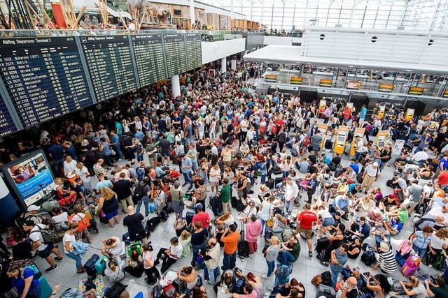 Wimmelbild: Am Mnchner Flughafen herrscht am Dienstag Ausnahmezustand.  | Foto: Matthias Balk (dpa)