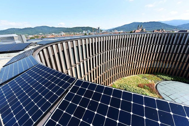 Solarmodule auf dem Dach und an der Fa...Grundwasser sorgt im Sommer fr Khle.  | Foto: Rita Eggstein
