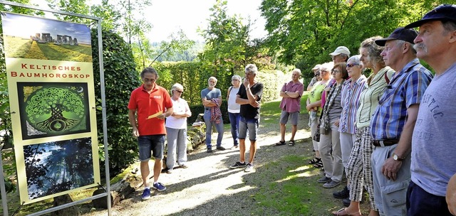 Thomas Hgle fhrte durch das keltisch...r Baumschule in Heimbach angelegt hat.  | Foto: Markus Zimmermann