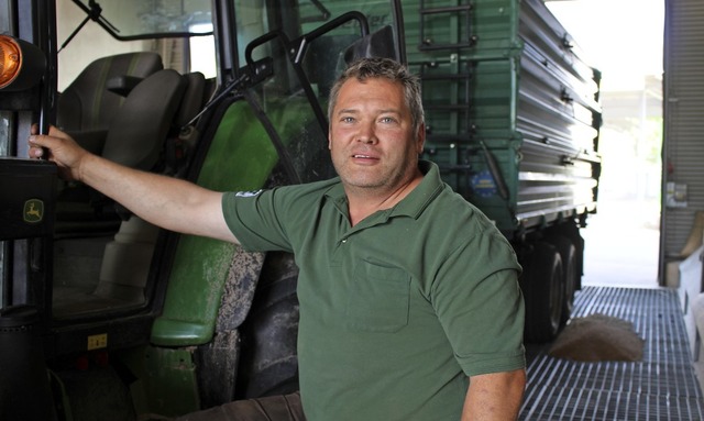 Landwirt Andreas Fesenmaier aus Dittis...nterhalb des Gitterbodens bezeichnet.   | Foto:  Simon, Guy