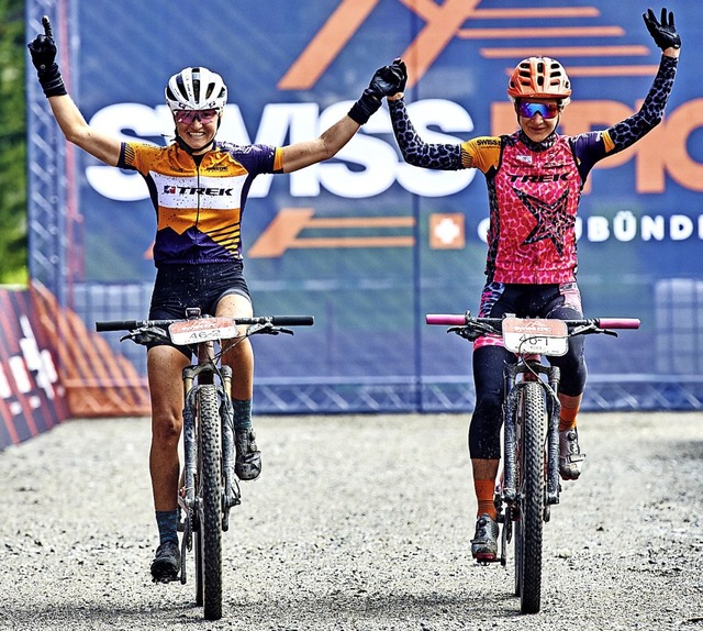 Als Siegerinnen ins Ziel: Bettina Janas (links) und Adelheid Morath   | Foto: Marius Holler