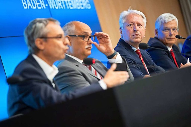 Gerhard Schneider,  Bastian Kaiser, Be...ert (v.l.n.r.) auf der Pressekonferenz  | Foto: Sebastian Gollnow (dpa)