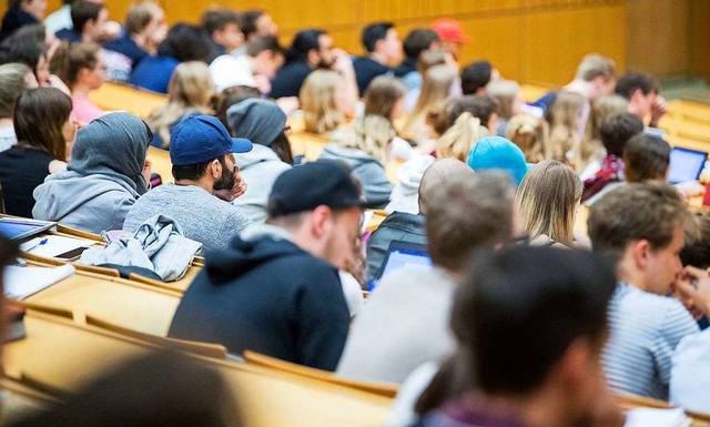 Immer mehr Studenten verursachen auch immer hhere Kosten  | Foto: Sebastian Gollnow (dpa)