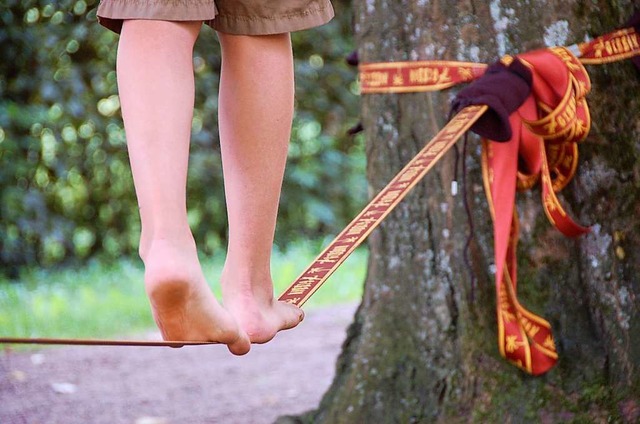 Eine  Slackline sollte nie ber Wege h...uerdem auch nie unbeaufsichtigt sein.  | Foto: Benedikt Arnold