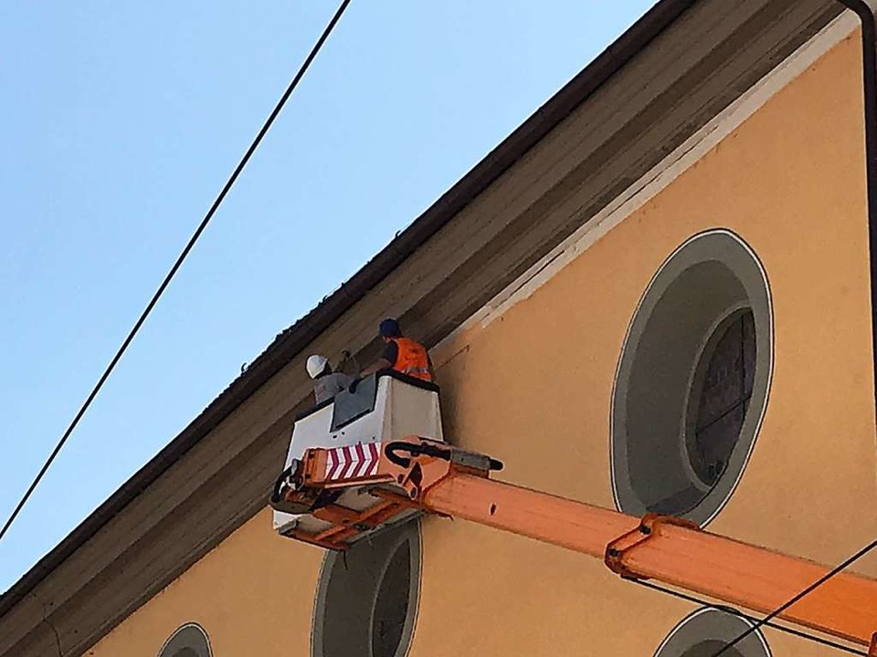 Mit dem VAG-Hubsteiger haben Bauleute ...eums verklebten Dachgesims abgenommen.  | Foto: Bernhard Amelung