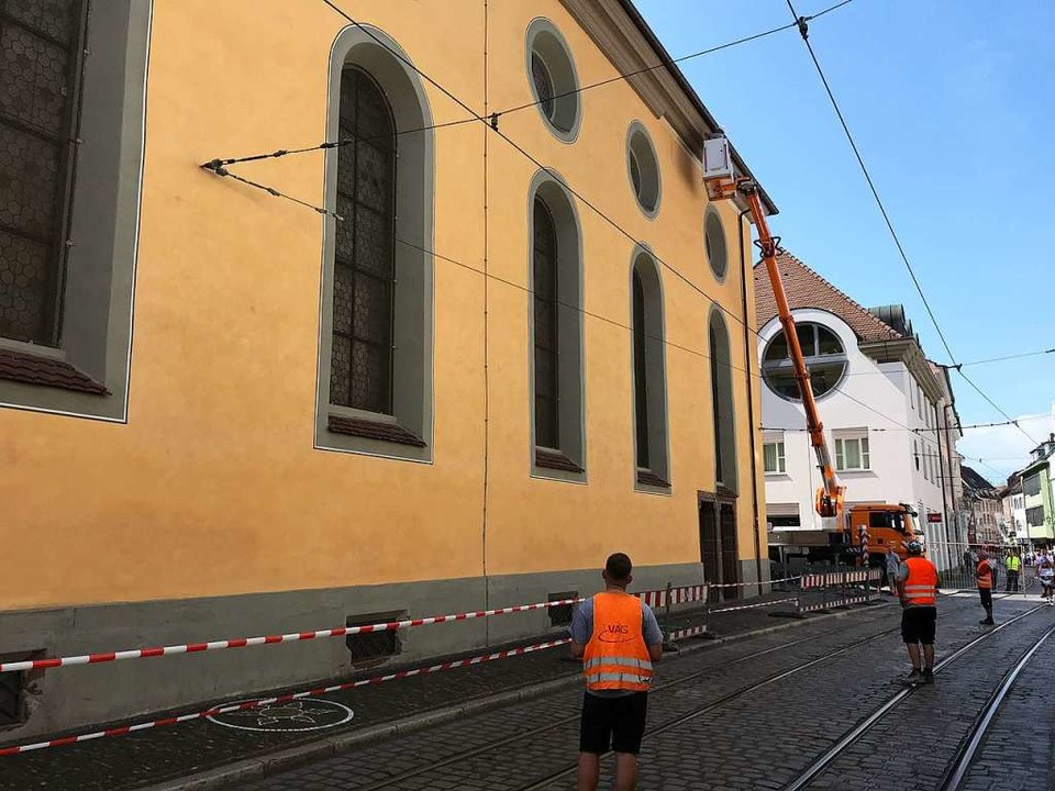 Das Gesims des Augustinermuseums wird ...aben und auf die Strae gefallen sind.  | Foto: Bernhard Amelung