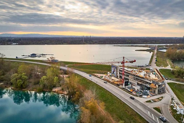 Am Rhein entsteht der neue Theaterneub...den neue Busverbindungen eingerichtet.  | Foto: Dimitri Dell