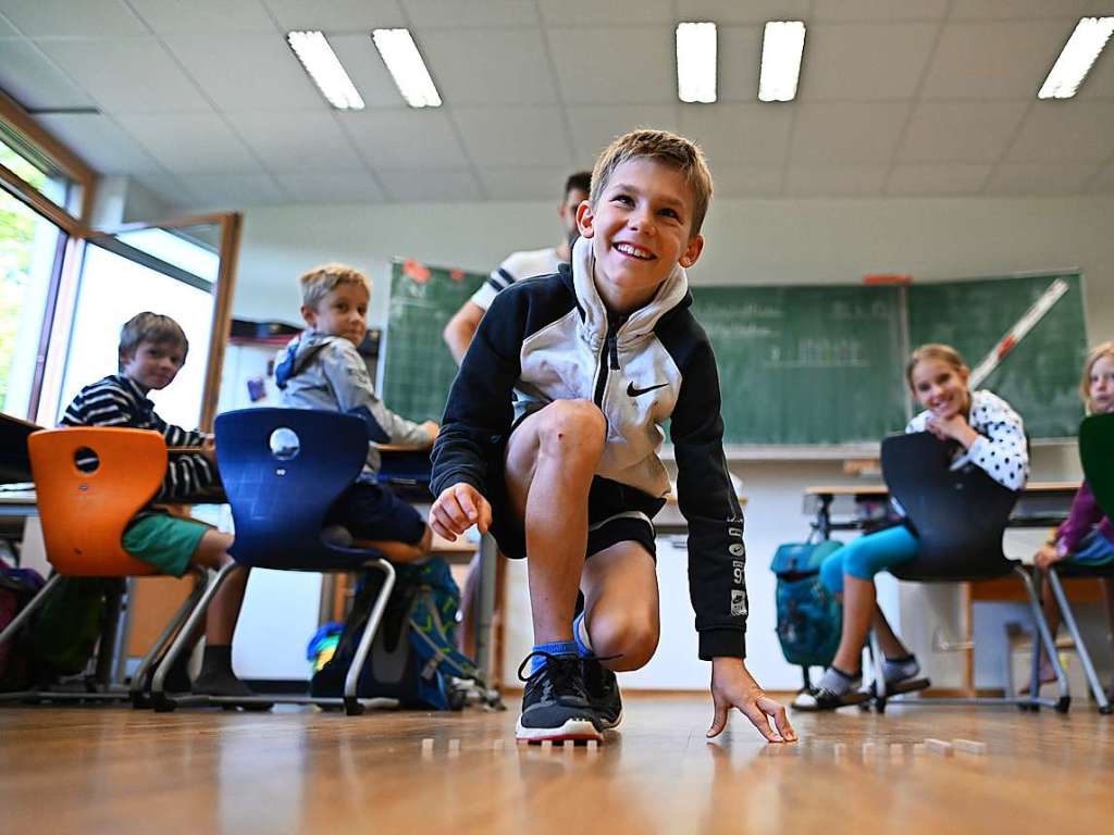 Mathematik-Unterricht in der Sportgrundschule. Ein Schler visualisiert eine Zahl mit kleinen Holzkltzchen am Boden.