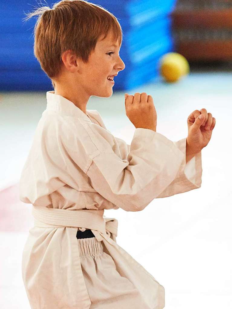 Kinder lernen Taekwondo, eine koreanische Kampfkunst.