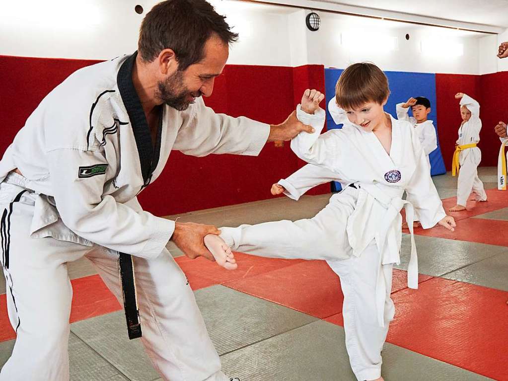 Trainer Patrick nimmt sich Zeit fr seine vielen jungen Talente.