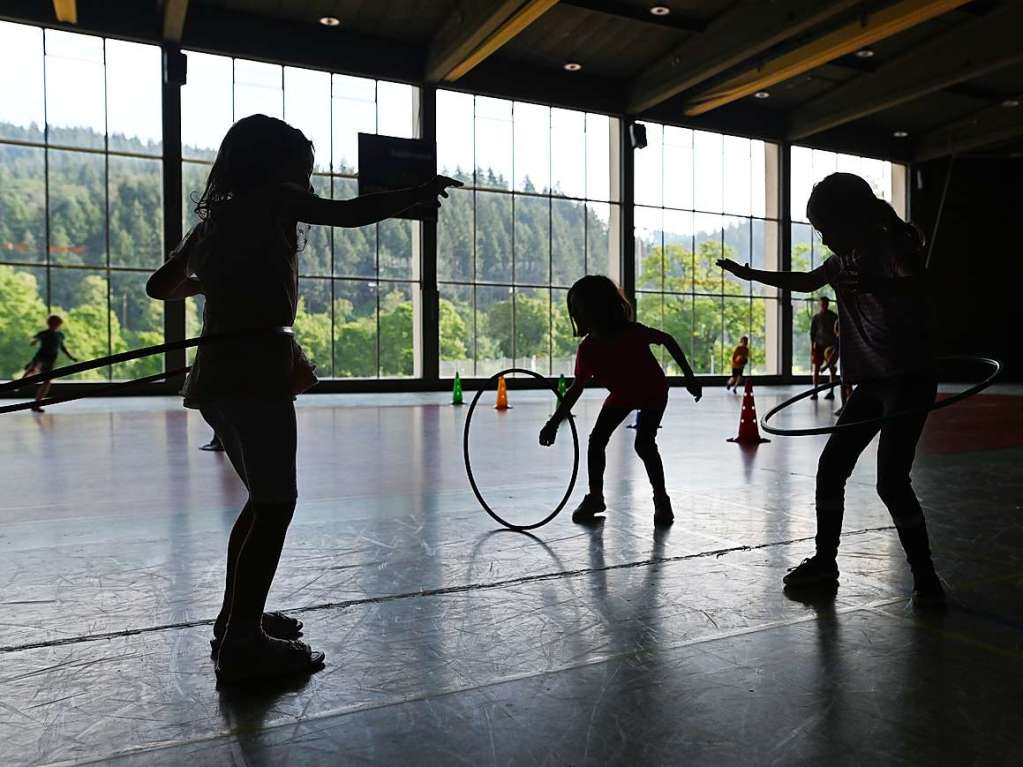 Die Kinder drfen auch mit Reifen ben.