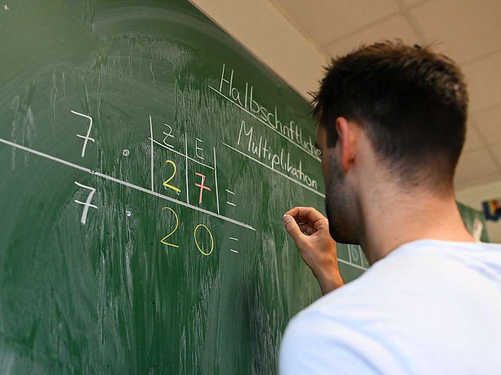 Lehrer Markus unterrichtet Klasse 3 in Mathematik – so, dass jeder es versteht.