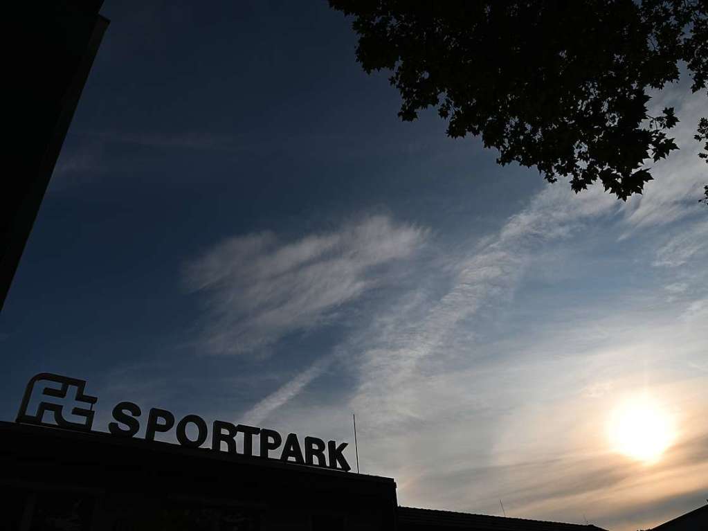 Der Eingang zum FT-Sportpark an der Schwarzwaldstrae in Freiburg am frhen Morgen im Hochsommer