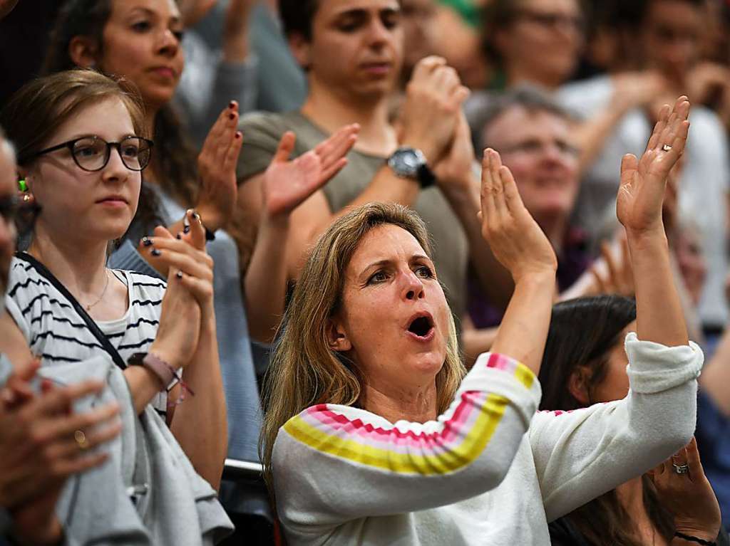 Volleyballfans bei einem Spiel des Zweitligisten 1844 Freiburg in der Burda-Halle