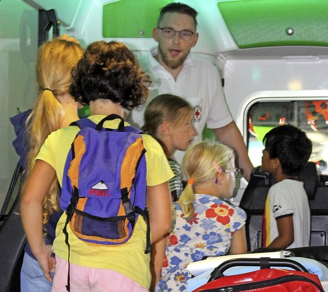 Aufmerksam hrten die Kinder Jonas Hornsteiner im Rettungswagen zu.  | Foto: Vanessa Dai