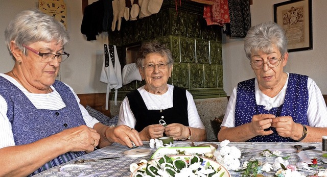 Die Maiemacherinnen des Heimatvereins ...ler, Mina Mellert und Rosemarie Gerber  | Foto: Jrgen Schneider