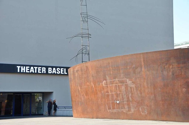 Der Haupteingang ins Basler Theater mi...hen Bildhauers Richard Serra (rechts).  | Foto: Daniel Gramespacher