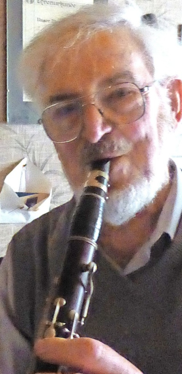 Konrad Fidel Wrth mit der fast 100 Ja...benslange Liebe zu diesem Instrument.   | Foto: Edelgard Bernauer