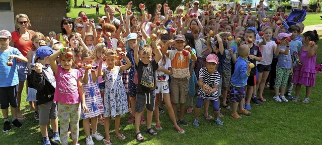 pfel und Kirschen fr den Rckweg: di...hwimm-Vormittag im Mllheimer Freibad   | Foto: Beatrice Ehrlich