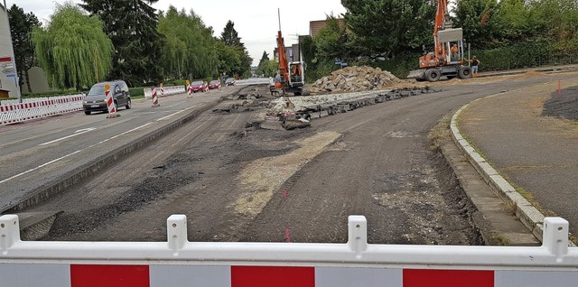 Auftakt an der Kreuzung Wiesenstrae: ... ist nur noch halbseitig passierbar.    | Foto: Gerhard Walser