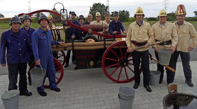 Feuerwehrleute bei einer bung anlssl...r alten Feuerwehrspritze im Jahr 2012   | Foto: Rudi Rest