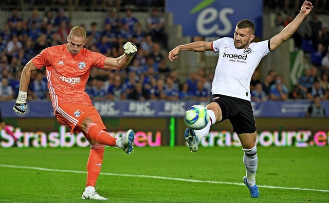 Will er noch mal, oder will er nicht? ...el gegen  Straburgs Keeper  Matz Sels  | Foto: PATRICK HERTZOG (AFP)