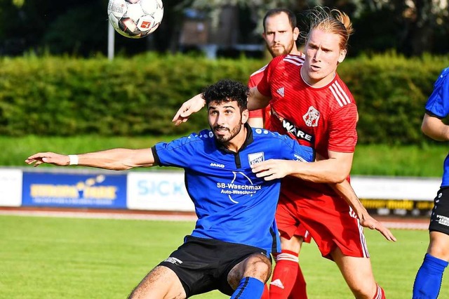 Die Balance verloren: Der FC Waldkirch...rger FC (Konstantin Fries) chancenlos.  | Foto: Achim Keller