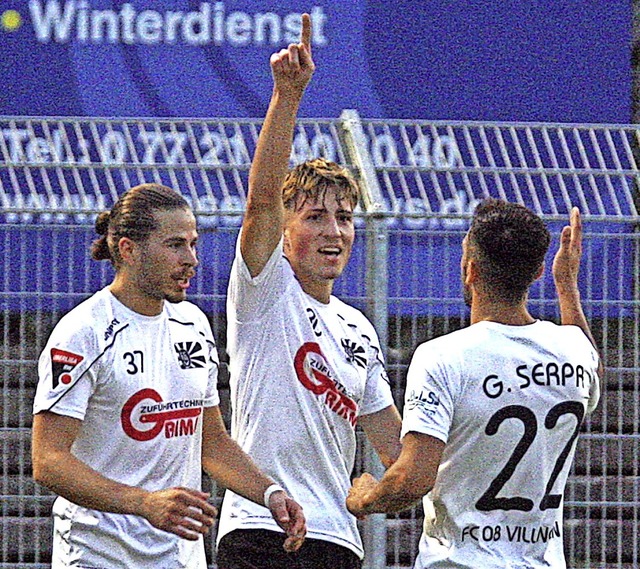 Jubel unter Flutlicht: Der Villinger F...hrung gegen den FC Rielasingen-Arlen.   | Foto: Dieter Reinhardt