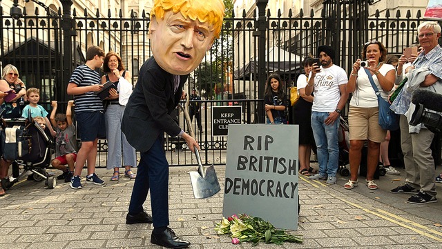 Ein Mann  mit einer Boris-Johnson-Mask... Frieden, britische Demokratie&#8220;.  | Foto: DANIEL LEAL-OLIVAS (AFP)
