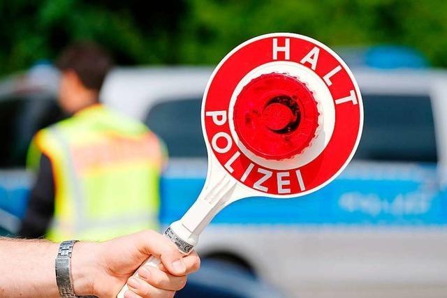 Polizei stoppt in Freiburg schrottreifen Neunsitzer mit elf Menschen an Bord