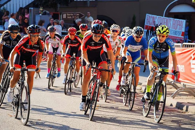 Radsportlerinnen und Radsportler beim ...n 2016 auf ihrer Runde durch Mahlberg   | Foto: Susanne Gilg