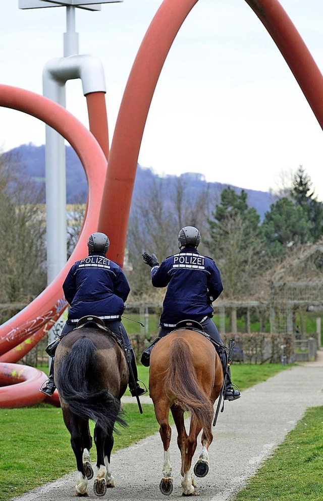 Zwei Polizisten auf Streife im Freiburger Eschholzpark   | Foto: Ingo Schneider