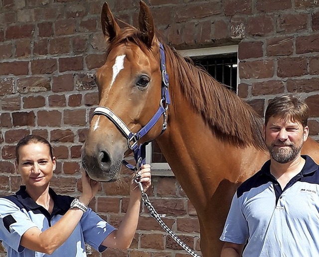 Heike Raddatz und Markus Heiler mit Polizeipferd Dayton Hall   | Foto: Stephanie Streif