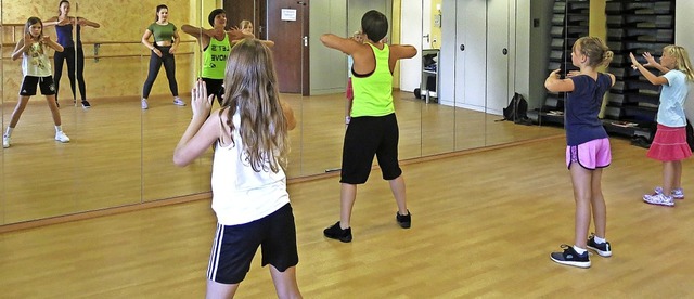 Videoclipdancing mit der Tanzlehrerin ...211; der Spiegel zeigt die Bewegungen.  | Foto: Georg Vo