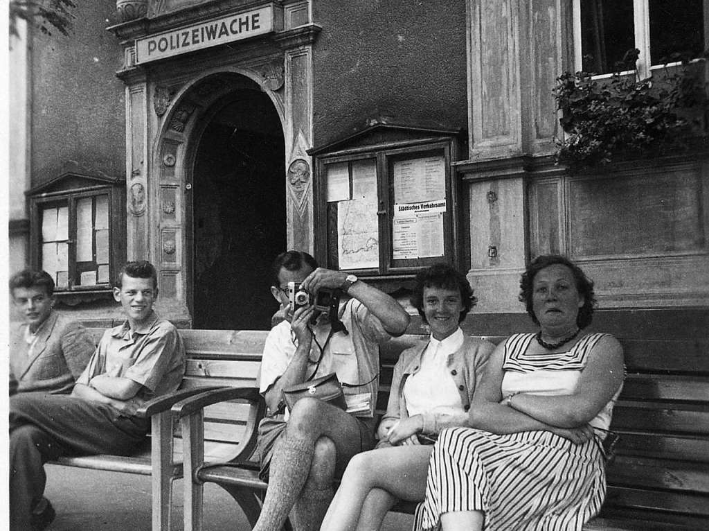 Urlaubergruppe vor dem Rathaus Waldkirch, 1952