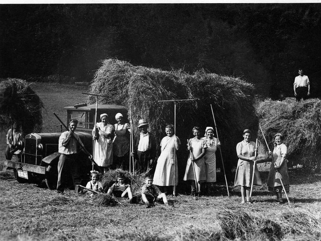 Heuernte in Eschbach, Waldkirch, vermutlich 1930er Jahre (damalige Gemeinde Stahlhof) - Heuernte mit Lastwagen (geliehen)