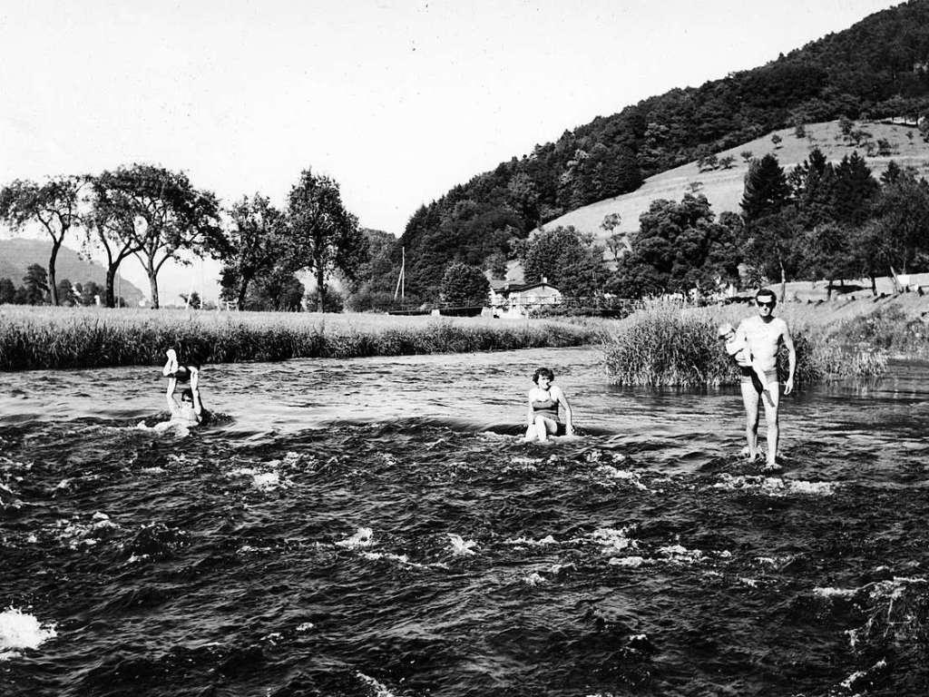 Badefreuden in der Elz 1968 bei Suggental; heute verluft dort die B 294