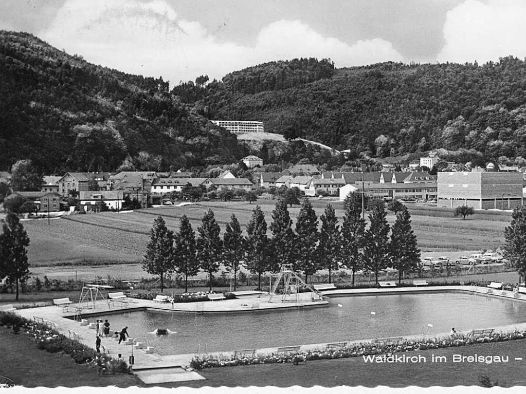 Schwimmbad Waldkirch, Anfang der 1960er Jahre,  hinten der Neubau innerhalb der August Faller KG (Druckerei)