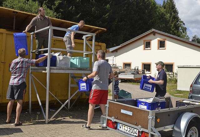 Einmal monatlich sammelt der Sportvere...ere Tonnen des Sammelgutes zu bewegen.  | Foto: Christiane Sahli