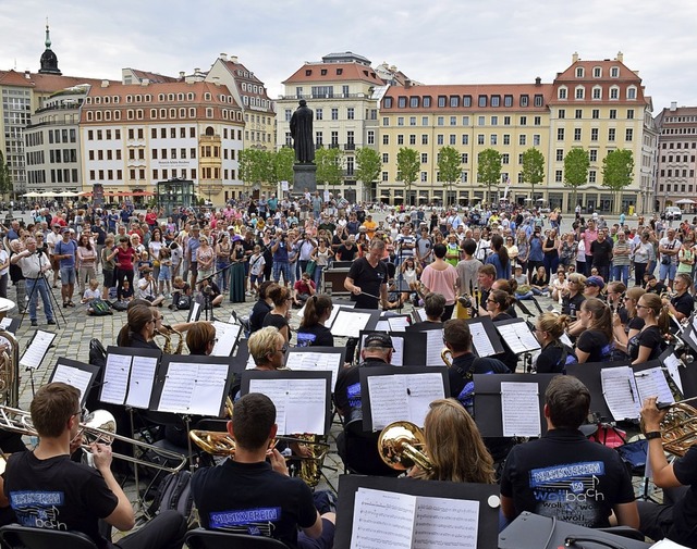 Die Wollbacher Musiker vor der Dresdner Frauenkirche   | Foto: Maria Krey