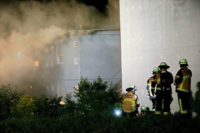 Feuerwehrleute bekmpfen einen Brand i...er  Asylbewerberunterkunft in Marbach.  | Foto: Karsten Schmalz (dpa)