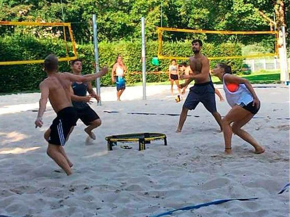 Bei Roundnet wird ein Ball auf ein trampolinartiges Netz gehauen.  | Foto: Timo Schaffitzel/Marvin Rsinger