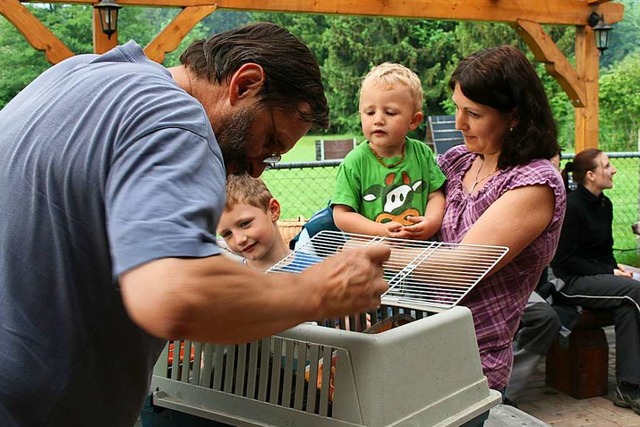 Gerald Attrodt, hier bei einem Impfter...heute seine Tierarztpraxis in Steinen.  | Foto: Ralph Lacher