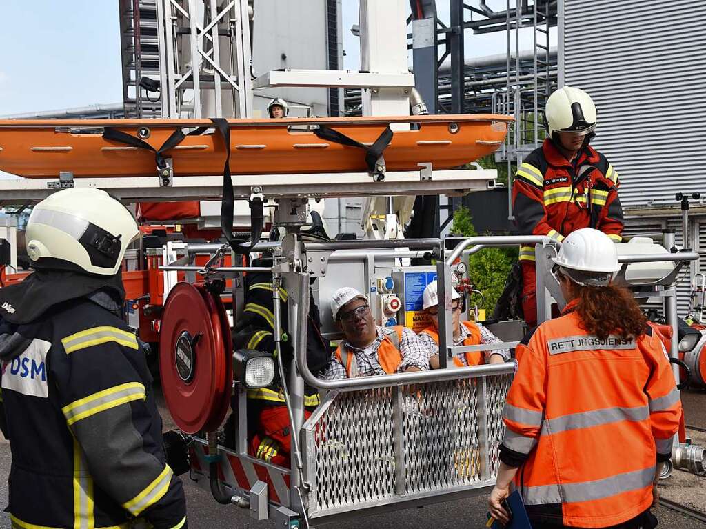 Eineinhalb Stunden dauerte die Ernstfall-bung in der Opfer auf Verletzungen realistisch geschminkt wurden. Die Zusammenarbeit bei der angenommenen Wasserstoffexplosion klappte reibungslos.