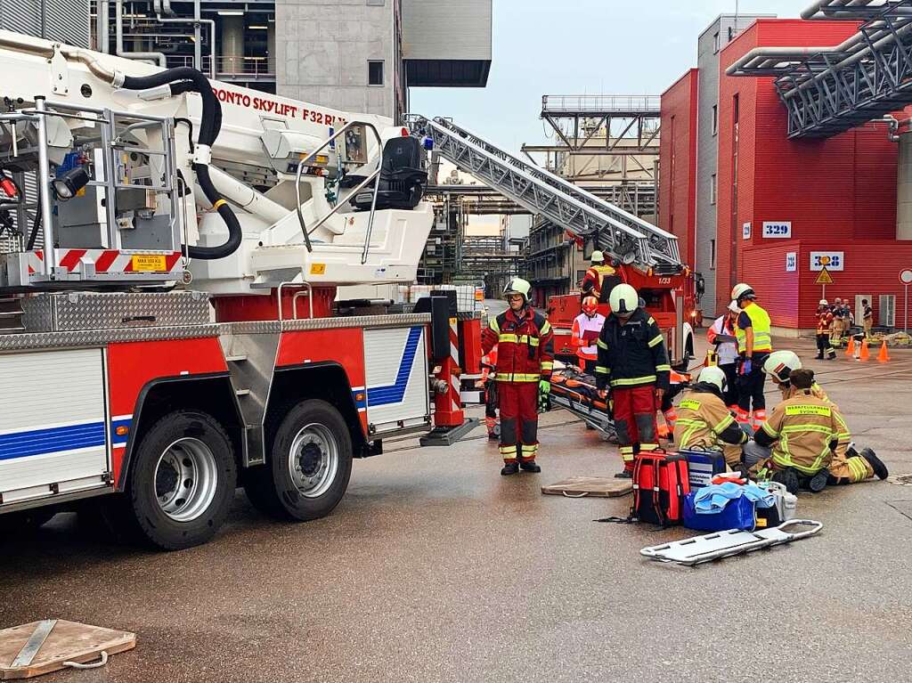 Eineinhalb Stunden dauerte die Ernstfall-bung in der Opfer auf Verletzungen realistisch geschminkt wurden. Die Zusammenarbeit bei der angenommenen Wasserstoffexplosion klappte reibungslos.