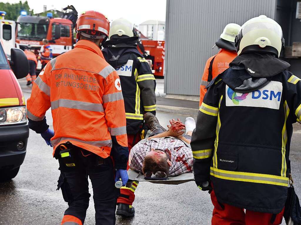 Eineinhalb Stunden dauerte die Ernstfall-bung in der Opfer auf Verletzungen realistisch geschminkt wurden. Die Zusammenarbeit bei der angenommenen Wasserstoffexplosion klappte reibungslos.