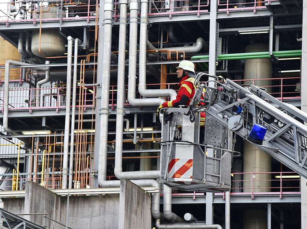 Eineinhalb Stunden dauerte die Ernstfall-bung in der Opfer auf Verletzungen realistisch geschminkt wurden. Die Zusammenarbeit bei der angenommenen Wasserstoffexplosion klappte reibungslos.